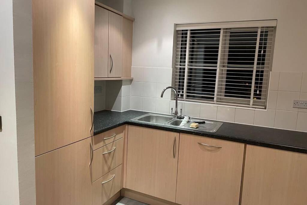 Luxurious & Cosy Apartment In Surrey Weybridge Exteriör bild