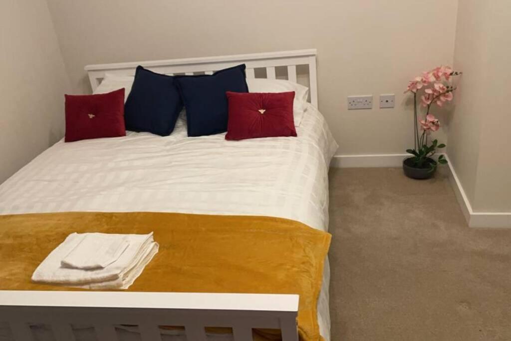 Luxurious & Cosy Apartment In Surrey Weybridge Exteriör bild