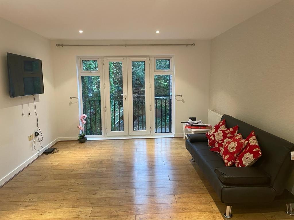 Luxurious & Cosy Apartment In Surrey Weybridge Exteriör bild